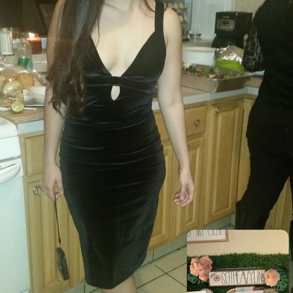 Express velvet dress with keyhole - Picture 3 of 3